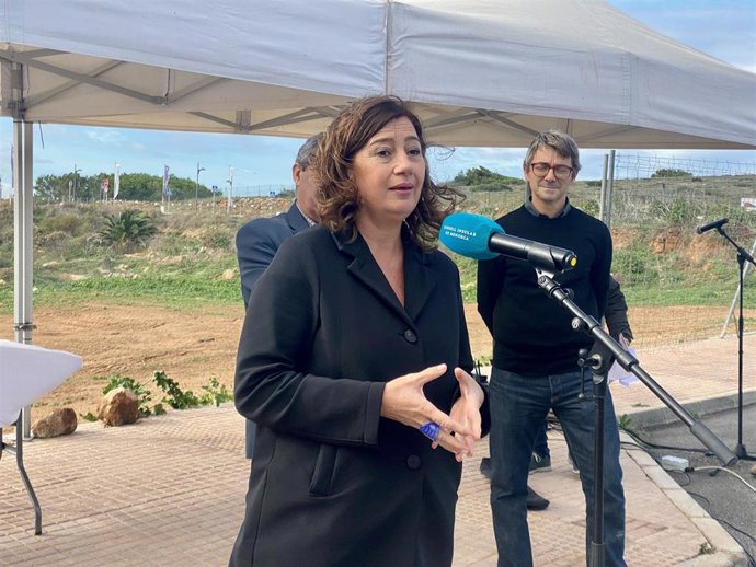 La presidenta del Govern, Francina Armengol, atiende a los medios de comunicación en su visita a la nueva promoción de VPO en Menorca.