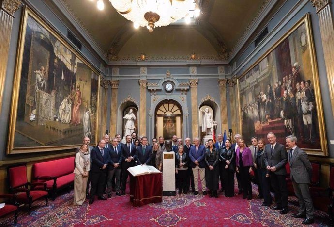 El líder del PP, Alberto Núñez Feijóo, preside un homenaje a Manuel Fraga en el Senado cuando se cumplen cien años de su nacimiento.