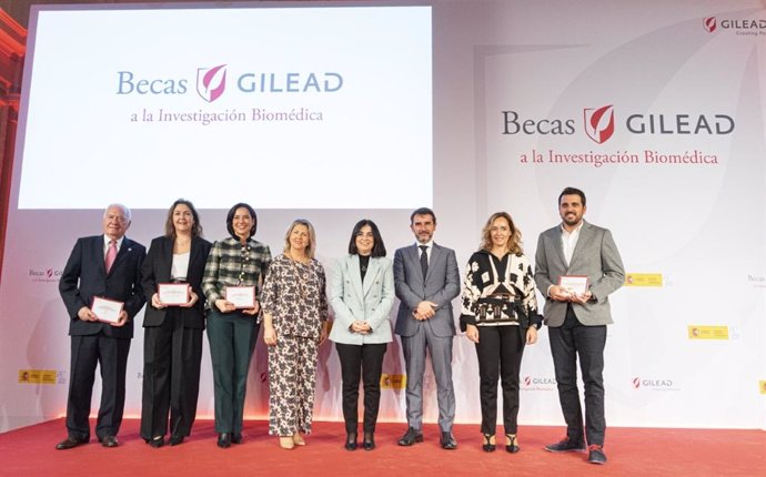 Foto De Familia De María Río (Gilead Sciences), Carolina Darias (Ministerio De Sanidad), Cristóbal Belda (ISCIII) Y Marisa Álvarez (Gilead Sciences) Junto A Los Representantes De Las Sociedades Científicas Y Los Becados De La VIII Y IX Edición.