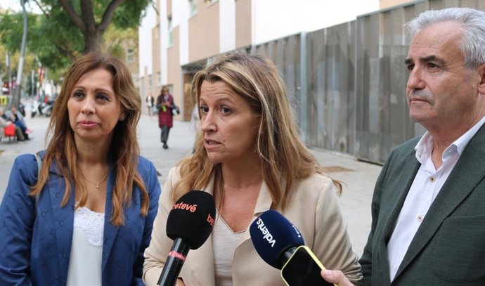 La presidenta de Valents, Eva Parera; el concejal de la formación, Oscar Benítez, y la concejal no adscrita, Marilén Barceló. Archivo.