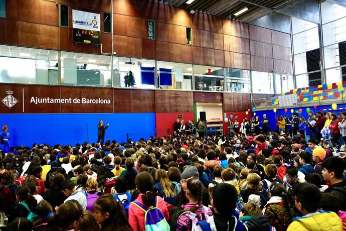 La alcaldesa de Barcelona, Ada Colau, encarga el Pregó dels Infants sobre el derecho a la participación infantil en el complejo municipal de La Mar Bella.