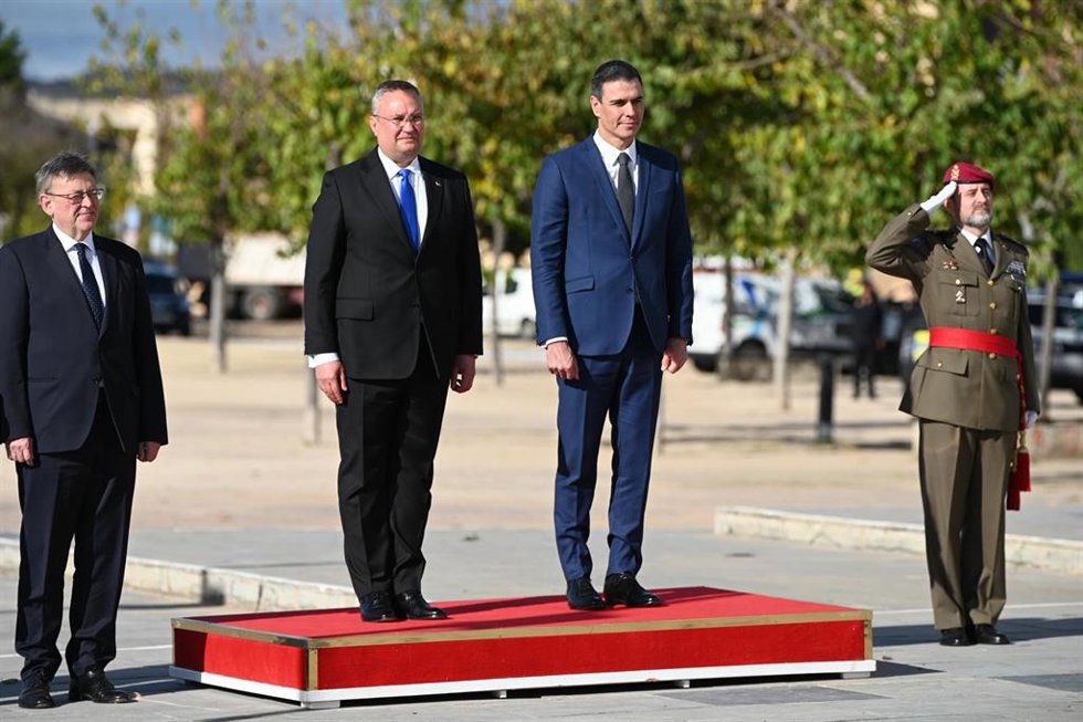 El presidente del Gobierno, Pedro Sánchez (d), recibe al primer ministro de Rumanía, Nicolae-Ionel Ciuca (i), en la cumbre histórica Hispano-Rumana, en el Palacio de Congresos de Castellón
