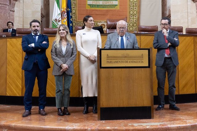 El presidente del Parlamento de Andalucía, Jesús Aguirre, junto a la consejera de Inclusión Social, Loles López, este miércoles durante la lectura del manifiesto contra la violencia de género.