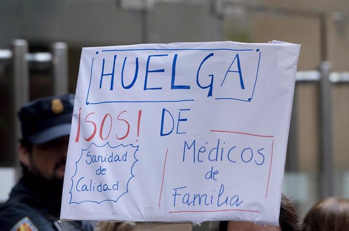 Una pancarta que reza 'Huelga de Médicos de Familia, ¡SOS! Sanidad de calidad' durante una concentración de los médicos y pediatras de Atención Primaria, frente a la Consejería de Sanidad