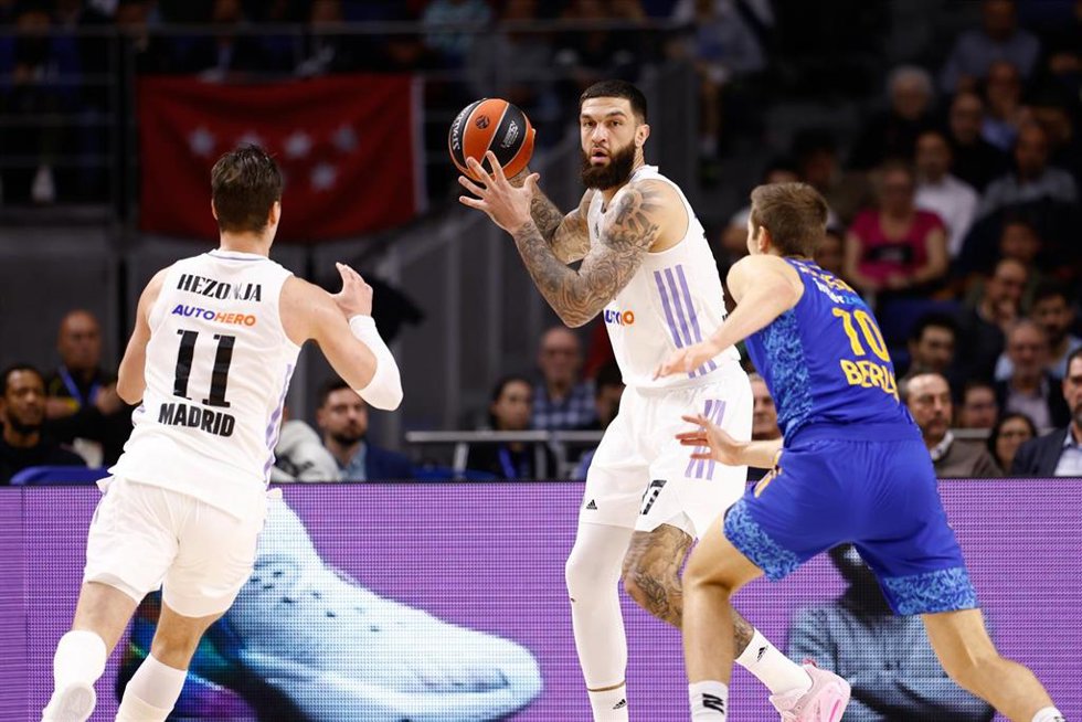 Vincent Poiriery Mario Hezonja durante el Real Madrid-ALBA Berlín de la Euroliga 2022-2023