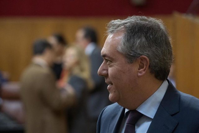 El secretario general del PSOE de Andalucía y Portavoz del Grupo Parlamentario Socialista, Juan Espadas sale del hemiciclo al fondo Carolina España y el Presidente de la Junta se saludan tras presentar los presupuestos, a 23 de Noviembre de 2023 en Sevill