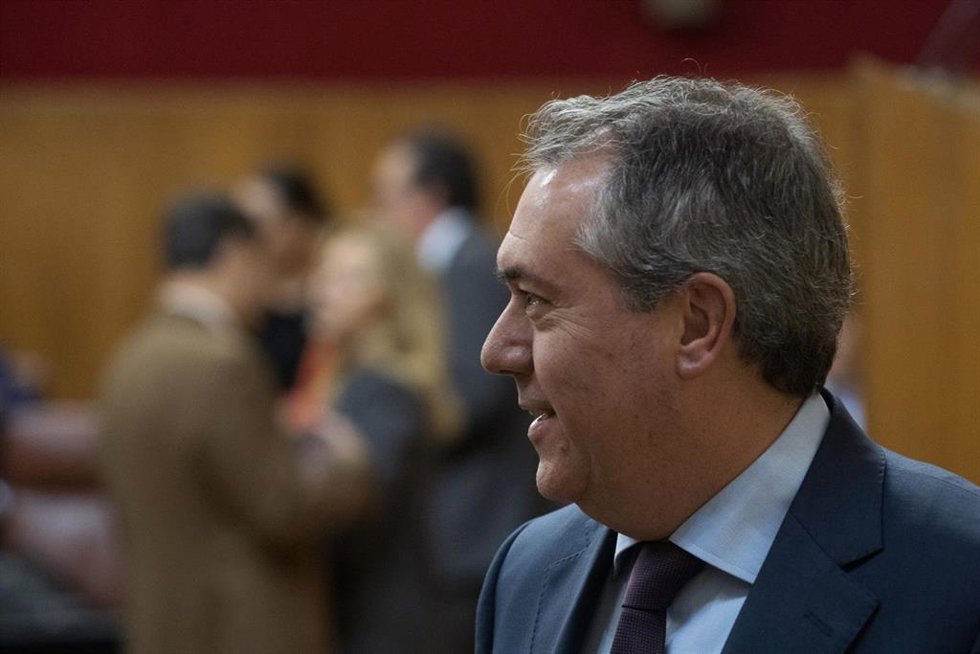 El secretario general del PSOE de Andalucía y Portavoz del Grupo Parlamentario Socialista, Juan Espadas sale del hemiciclo al fondo Carolina España y el Presidente de la Junta se saludan tras presentar los presupuestos, a 23 de Noviembre de 2023 en Sevi