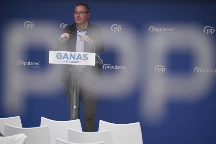 Archivo - El portavoz del PP en la Asamblea de Madrid, Alfonso Serrano, responde a los medios tras una reunión del Comité Ejecutivo del PP de Madrid, a 3 de octubre de 2022, en Madrid (España).