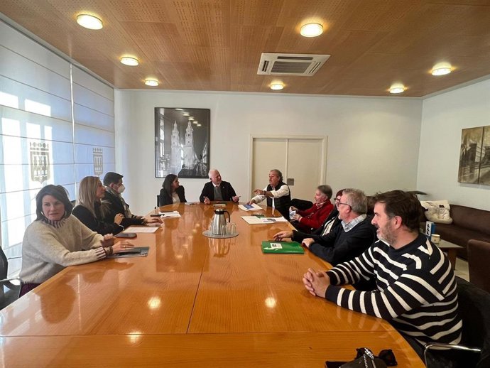 El alcalde de Logroño, Pablo Hermoso de Mendoza, se ha reunido este mediodía con una representación de comerciantes, hosteleros y vecinos de la calle San Antón