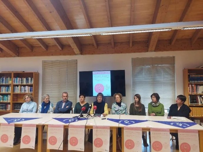 El Consejo Municipal de la Mujer, con Gonzalo en el centro, presentan los actos del 25-N en Soria.