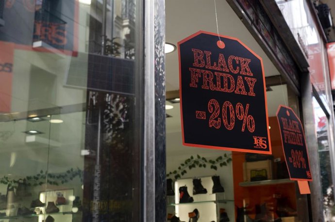 Archivo - Un cartel publicitario anuncia rebajas con motivo del Black Friday.