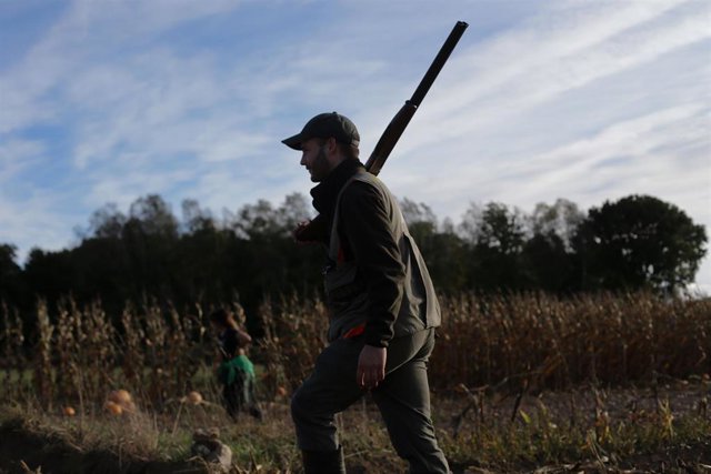 Archivo - Un cazadores perteneciente al Coto de Cela pasea por el Tecor Santa Isabel en busca de caza menor, a 16 de octubre de 2022, en Vilela, Outeiro de Rei, Lugo, Galicia, (España). El período hábil general para poder ejercer la actividad cinegética e