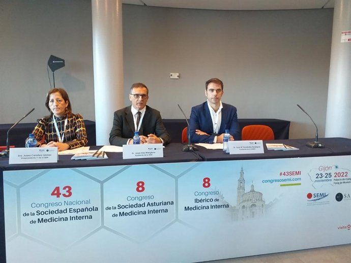 El presidente de la Sociedad Española de Medicina Interna (SEMI), Jesús Díez Manglano --en el centro--, el presidente de la Sociedad Asturiana de Medicina Interna, José María Fernández, y la vicepresidenta primera de la SEMI, Juana Carretero