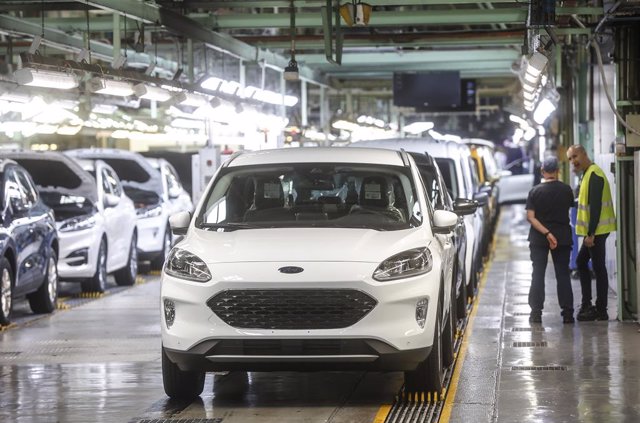 Varios vehículos en la fábrica de Ford en Almussafes