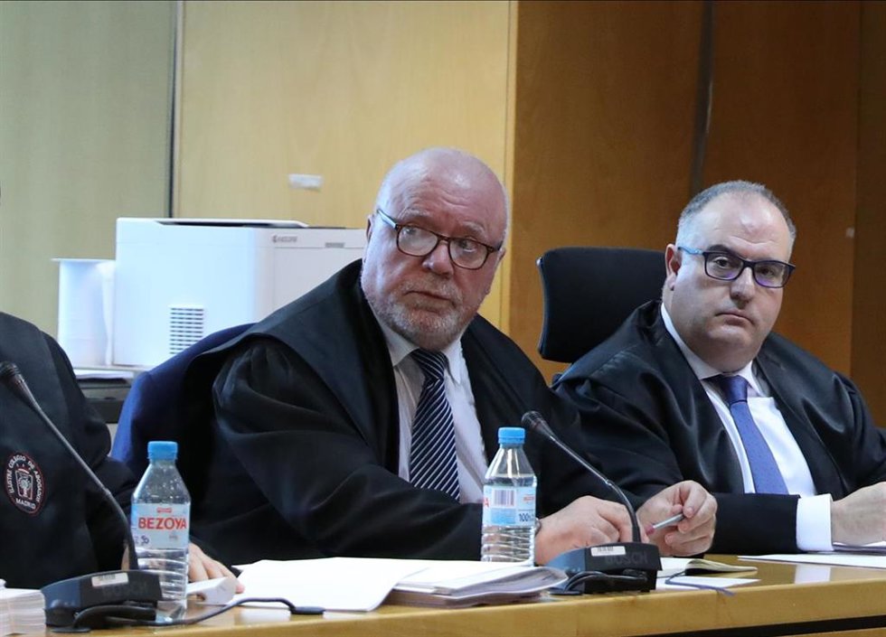 El comisario jubilado José Manuel Villarejo (c) se sienta con los magistrados durante la primera sesión de un juicio en la Audiencia Provincial de Madrid, a 8 de noviembre de 2022, en Madrid (España). La Audiencia Provincial de Madrid celebra mañana mar