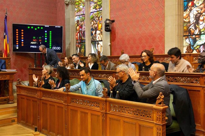 Miembros del equipo de gobierno y de los grupos de la izquierda en el Consell aplauden tras la aprobación inicial de los presupuestos para 2023.