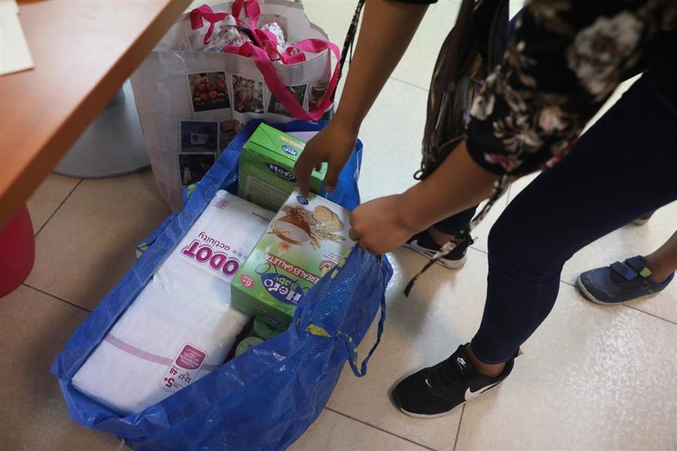Archivo - Una voluntaria de la Fundación Redmadre prepara una bolsa para repartir a mujeres embarazadas y madres recientes en situación de vulnerabilidad.