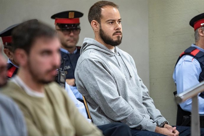 El rapero Pablo Hasel (2d) durante un juicio en la Audiencia de Lleida, a 23 de noviembre de 2022, en Lleida, Catalunya (España). 