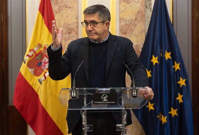 El portavoz del PSOE en el Congreso de los Diputados, Patxi López, interviene en el escritorio del hemiciclo mientras se celebra una sesión plenaria en el Congreso de los Diputados, a 23 de noviembre de 2022, en Madrid (España). 