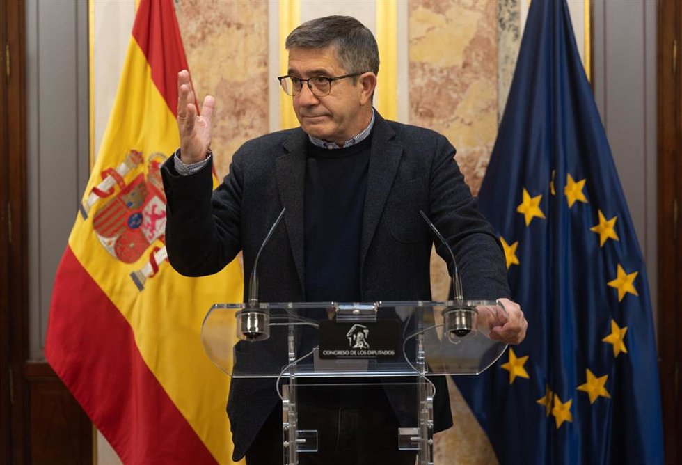 El portavoz del PSOE en el Congreso de los Diputados, Patxi López, interviene en el escritorio del hemiciclo mientras se celebra una sesión plenaria en el Congreso de los Diputados, a 23 de noviembre de 2022, en Madrid (España). 