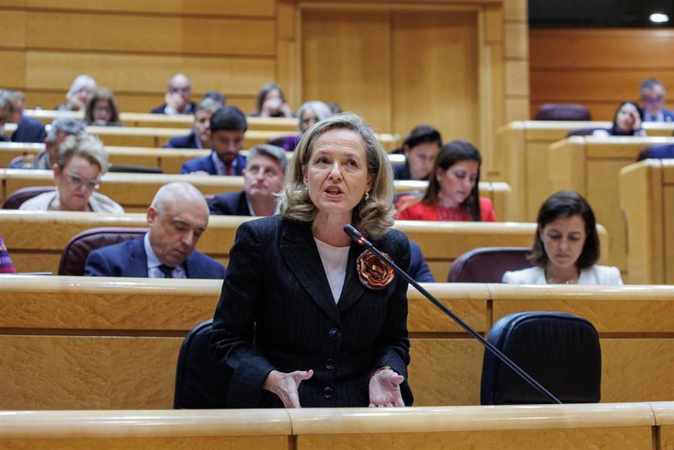 La vicepresidenta primera y ministra de Asuntos Económicos y Transformación Digital, Nadia Calviño, interviene durante una sesión de control al Gobierno en el Senado