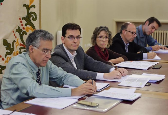 El concejal de Planificación y Recursos del Ayuntamiento de Valladolid, Pedro Herrero (segundo por la izquierda); y el concejal delegado de Personal, Juan Carlos Hernández (segundo por la derecha), en la presentación del presupuesto de su Área.