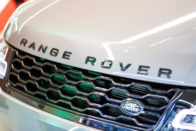 Archivo - FILED - 29 October 2020, Berlin: A view of the Range Rover logo at the showroom opening of the "Land Rover and Jaguar" brands in Autohaus Dinnebier. Jaguar Land Rover pauses car sales to Russia. Photo: Gerald Matzka/dpa-Zentralbild/ZB
