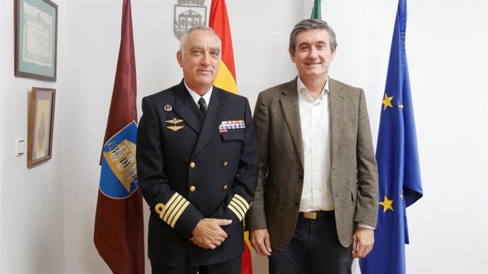 El alcalde de Adra y el nuevo comandante naval de Almería