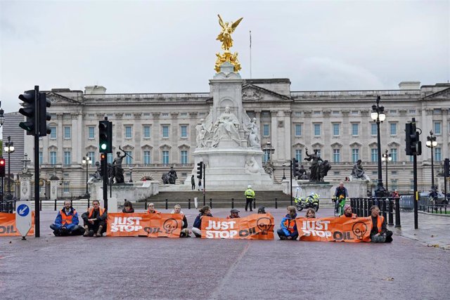 Archivo - Activistas de la organización ecologista Just Stop Oil frente al Palacio de Buckingham