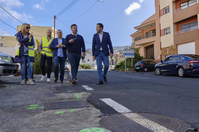 El consejero de Cooperación Municipal del Cabildo de Tenerife, Zebenzuí Chinea, y el alcalde de La Victoria, Juan Antonio García, visita las obras de saneamiento en la carretera TF-203