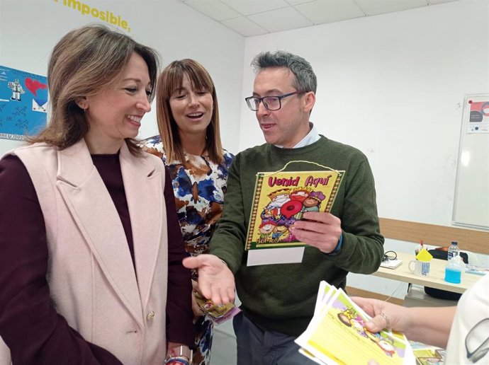 La delegada del Gobierno andaluz en Málaga, Patricia Navarro,  visita a Proyecto Hilanderas junto a la delegada de de Inclusión Social.
