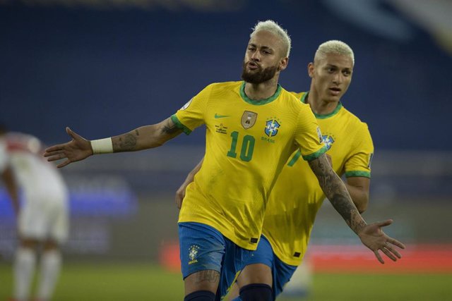 Archivo - El brasileño Neymar celebra un gol junto a su compañero de selección Richarlison. 