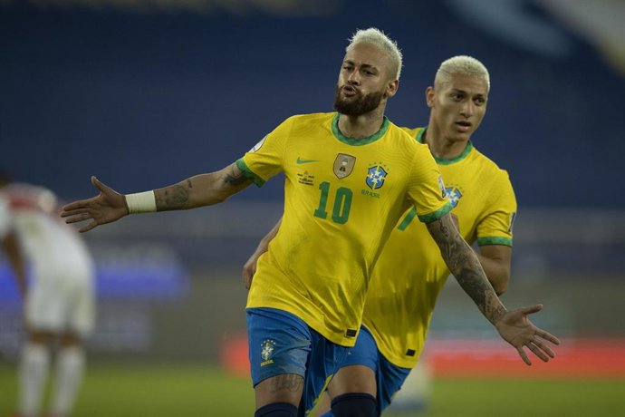 Archivo - El brasileño Neymar celebra un gol junto a su compañero de selección Richarlison. 