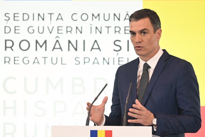 El presidente del Gobierno de España, Pedro Sánchez, interviene en la rueda de prensa tras la reunión de la cumbre histórica Hispano-Rumana, en el Palacio de Congresos de Castellón. 