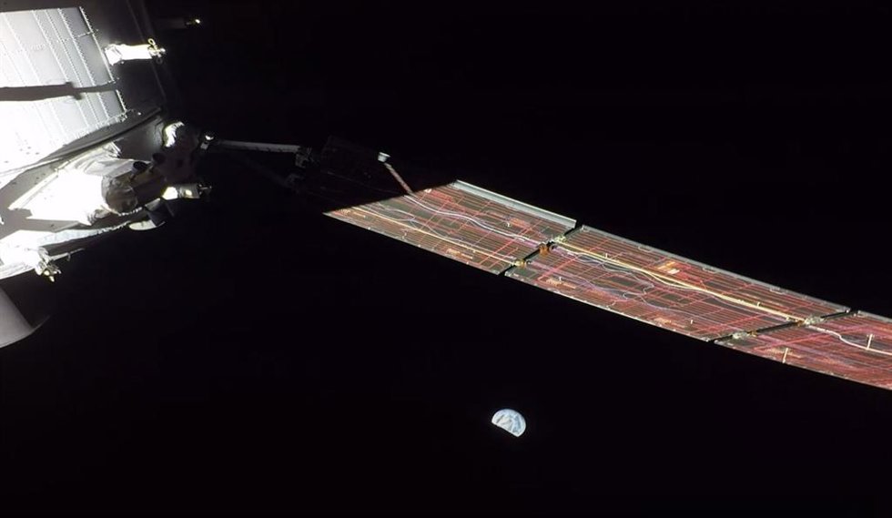 La Tierra sale de detrás de la Luna mientras Orion orbita nuestro satélite