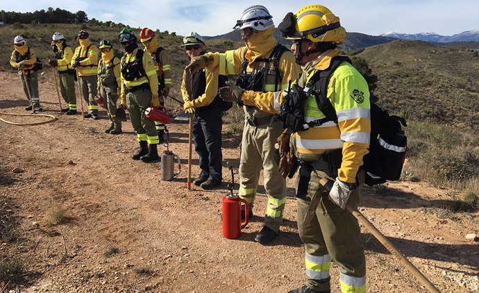Archivo - Un grupo de bomberos andaluces, en una de las quemas controladas contempladas en el proyecto OPEN2PRESERVE.