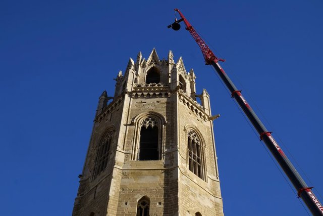 Imatge del moment en què han tornat a col·locar la campana al seu lloc