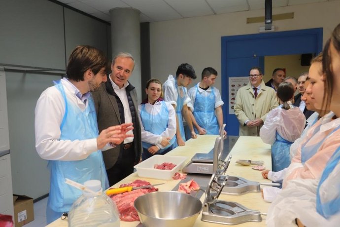 El alcalde de Zaragoza, Jorge Azcón, en el Espacio de Formación Alimentaria de Mercazaragoza