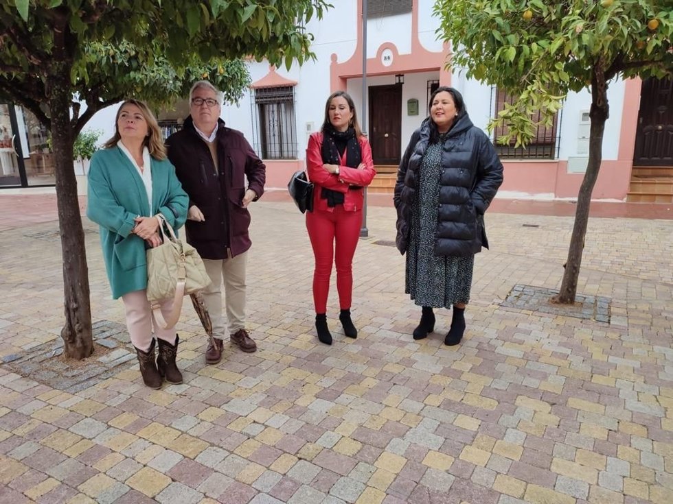Raquel López (2 dcha.), en Montoro, junto a su alcaldesa, Dolores Amo (dcha.)