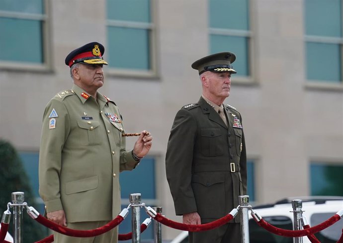 El expresidente del Estado Mayor Conjunto de los Estados Unidos, Joseph Dunford , y el Jefe del Estado Mayor del Ejército paquistaní, Qamar Javed Bajwa, en el Pentágono, Virginia (Archivo)