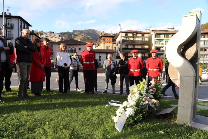 La Ertzaintza recuerda en Beasain a los agentes Ane Arostegi y Javier Mijangos, asesinados por ETA hace 21 años