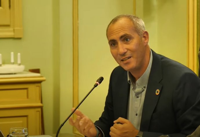 El director general de Ordenación del Territorio y Aguas de Canarias, Víctor Navarro, en el Parlament.