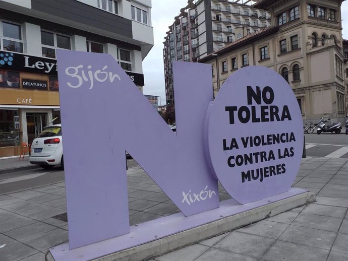 Archivo - Escultura de tolerancia cero a la violencia de género, en Gijón