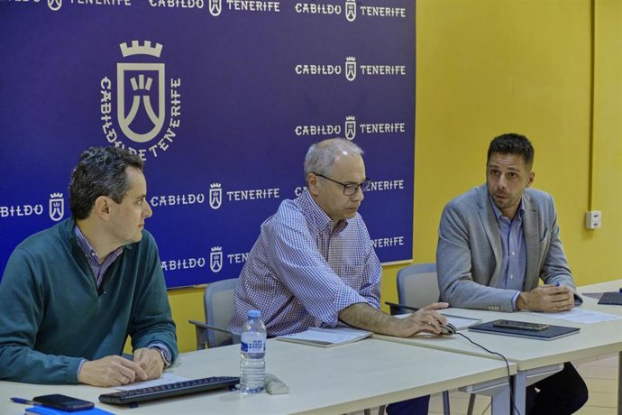El consejero de Transición Ecológica del Cabildo de Tenerife, Javier Rodríguez (d), en una reunión para analizar el tratamiento de residuos
