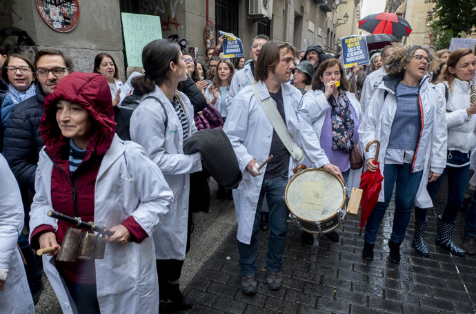 Médicos y sanitarios protestan durante una concentración de los médicos y pediatras de Atención Primaria, frente a la Consejería de Sanidad