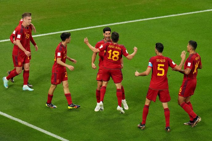 23 November 2022, Qatar, Doha: Spain's Marco Asensio celebrates scoring his sides second goal with team mates during the FIFA World Cup Group E match at the Al Thumama Stadium, Doha. Picture date: Wednesday November 23, 2022. Photo: Jonathan Brady/PA Wi