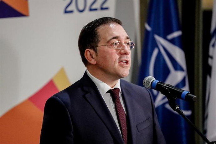 El ministro de Asuntos Exteriores, Unión Europea y Cooperación, José Manuel Albares, ofrece declaraciones a los medios después de intervenir en el Comité de Política, en el hotel Meliá Castilla, a 19 de noviembre de 2022, en Madrid (España).