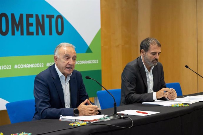 El presidente de la Red y vicepresidente de Movilidad, Transporte y Movilidad del AMB, Antoni Poveda, y el secretario general de Infraestructuras del Ministerio de Transporte, Xavier Flores, presentan el barómetro de la bicicleta en España.