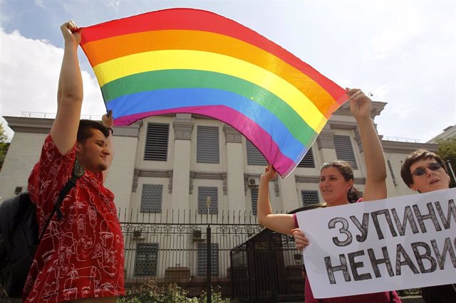 Activistas LGBT sostienen una bandera durante una protesta exigiendo una investigación del asesinato de la activista rusa por los derechos LGBT Yelena Grigoryeva frente a la Embajada de Rusia en Kiev, Ucrania.