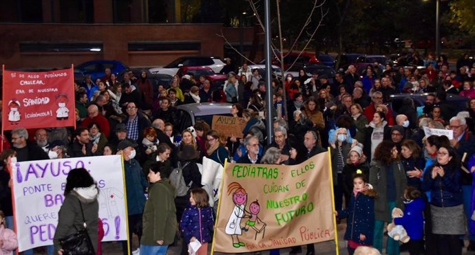 Concentración para pedir más pediatras en Tres Cantos.